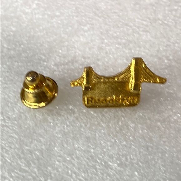 Vintage Brooklyn Bridge Gold Tone Brooch Pin Lapel Hat Pin - Picture 2 of 4